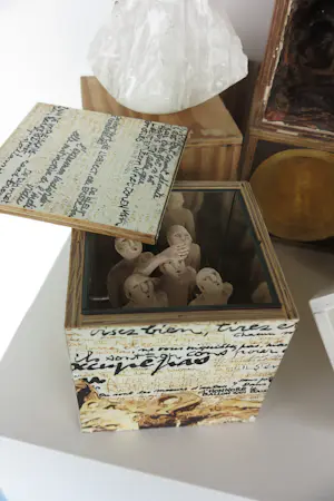 Ida De Roy - Paul Beckers, en anderen! 7 kunstwerken in houten kistjes in diverse technieken kopen? Bied vanaf 350!