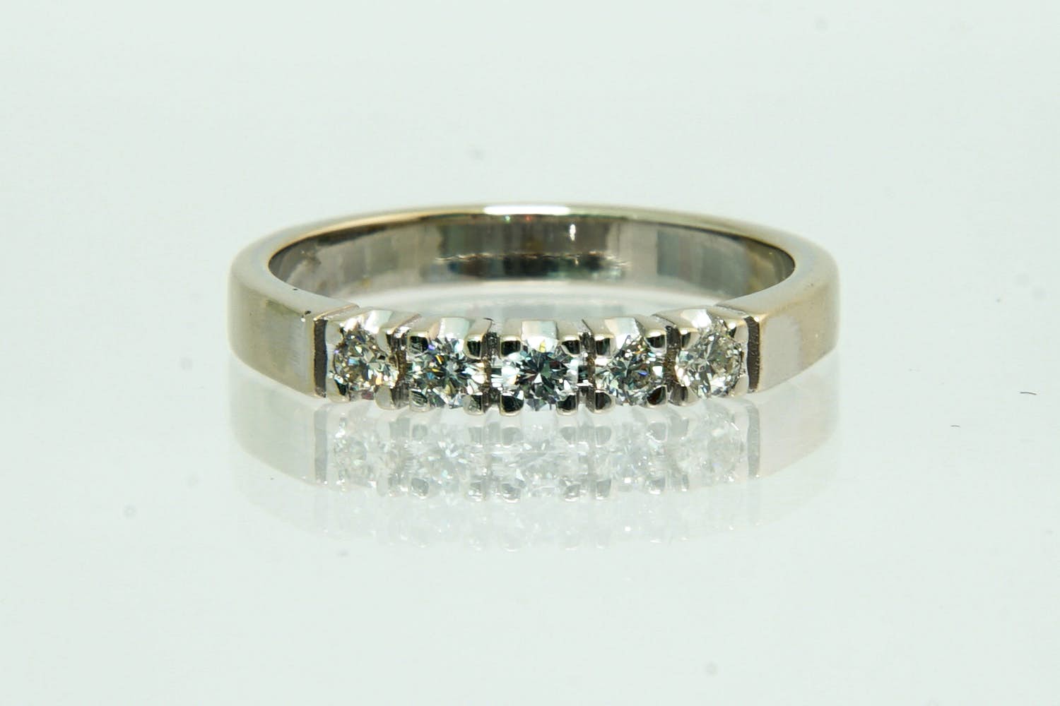 99 - Elegante 14Kt wit goud & diamanten ring met 5 briljanten ca. 0.25ct diamant kopen? Bied vanaf 270!