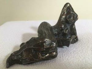 Brons (Onbekend) - liggend lezende vrouw JVG kopen? Bied vanaf 39!