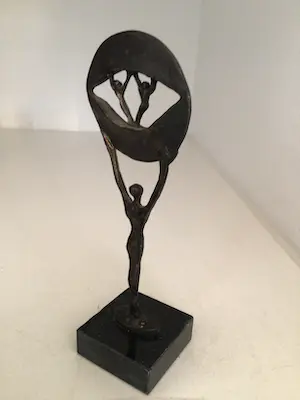 Corry Ammerlaan - Sculptuur “ Elkaar op handen dragen “ kopen? Bied vanaf 1!
