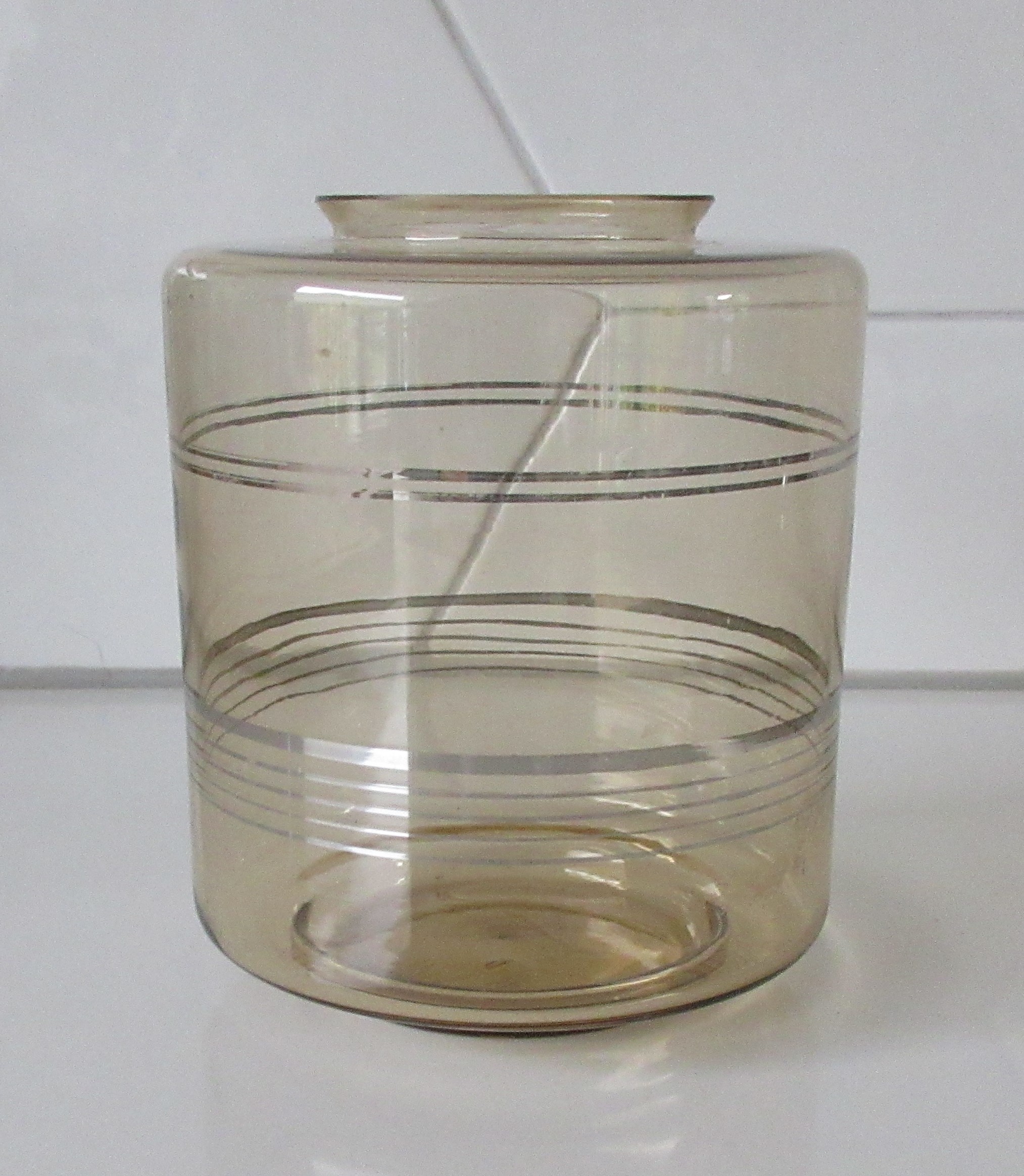 Niet of onleesbaar gesigneerd - Art deco Belgische rookglazen vaas (tonnetje) verkocht voor € 1!