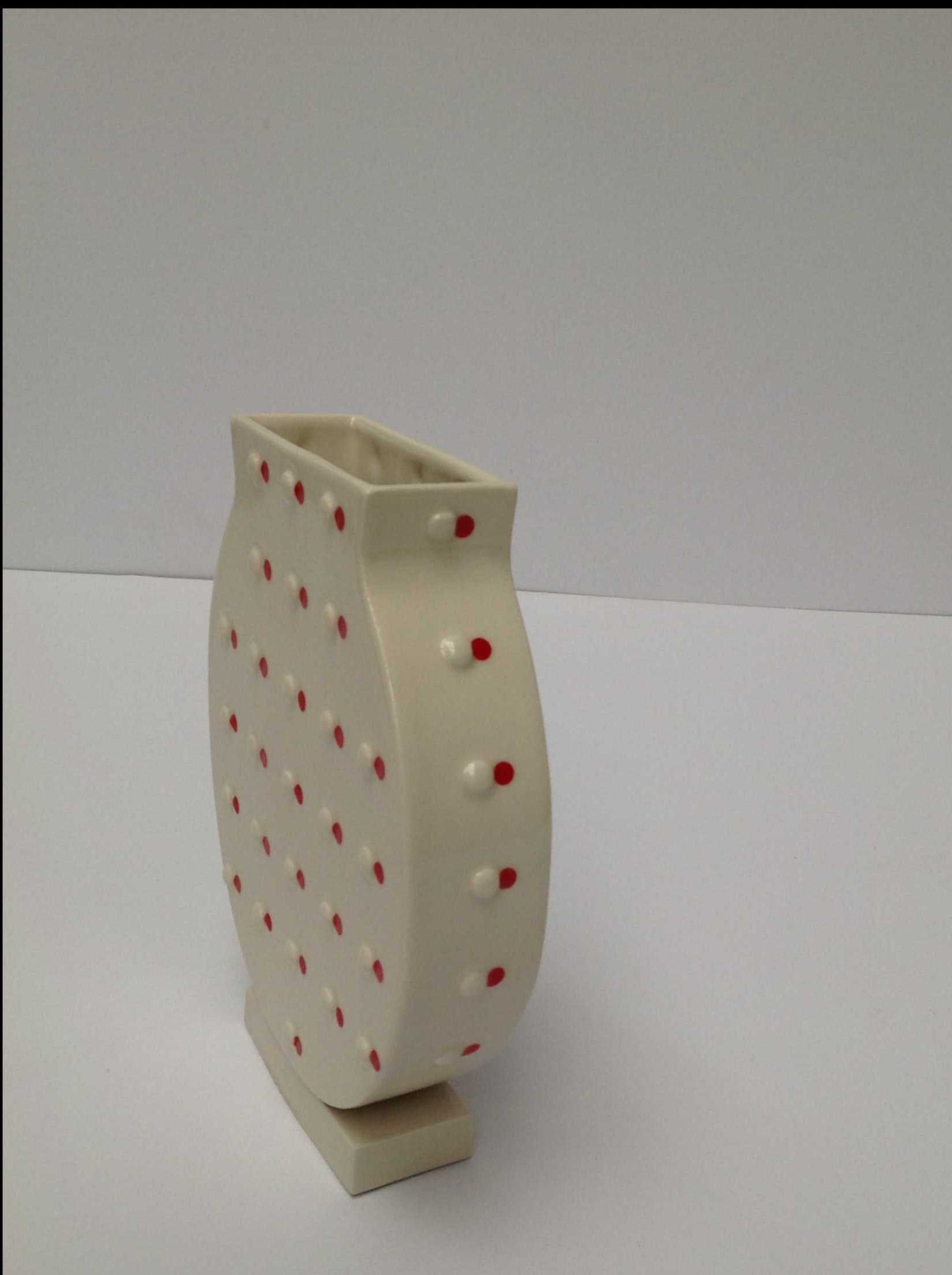 Kyoko Inatome - Vaas met noppen en rode stippen kopen? Bied vanaf 20!