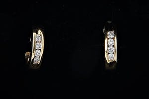 1300- Exclusieve set 18 krt gouden "halve maan" oorstekers - ca. 0.20 ct diamant kopen? Bied vanaf 160!