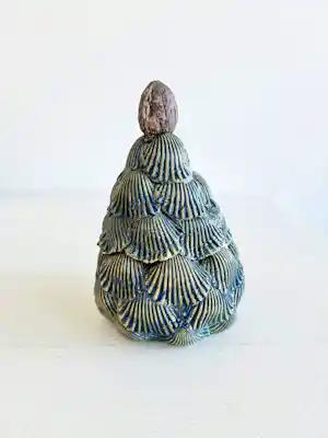 Wietske van Leeuwen - Schelpen potje met deksel met walnoot verkauft für € 100!
