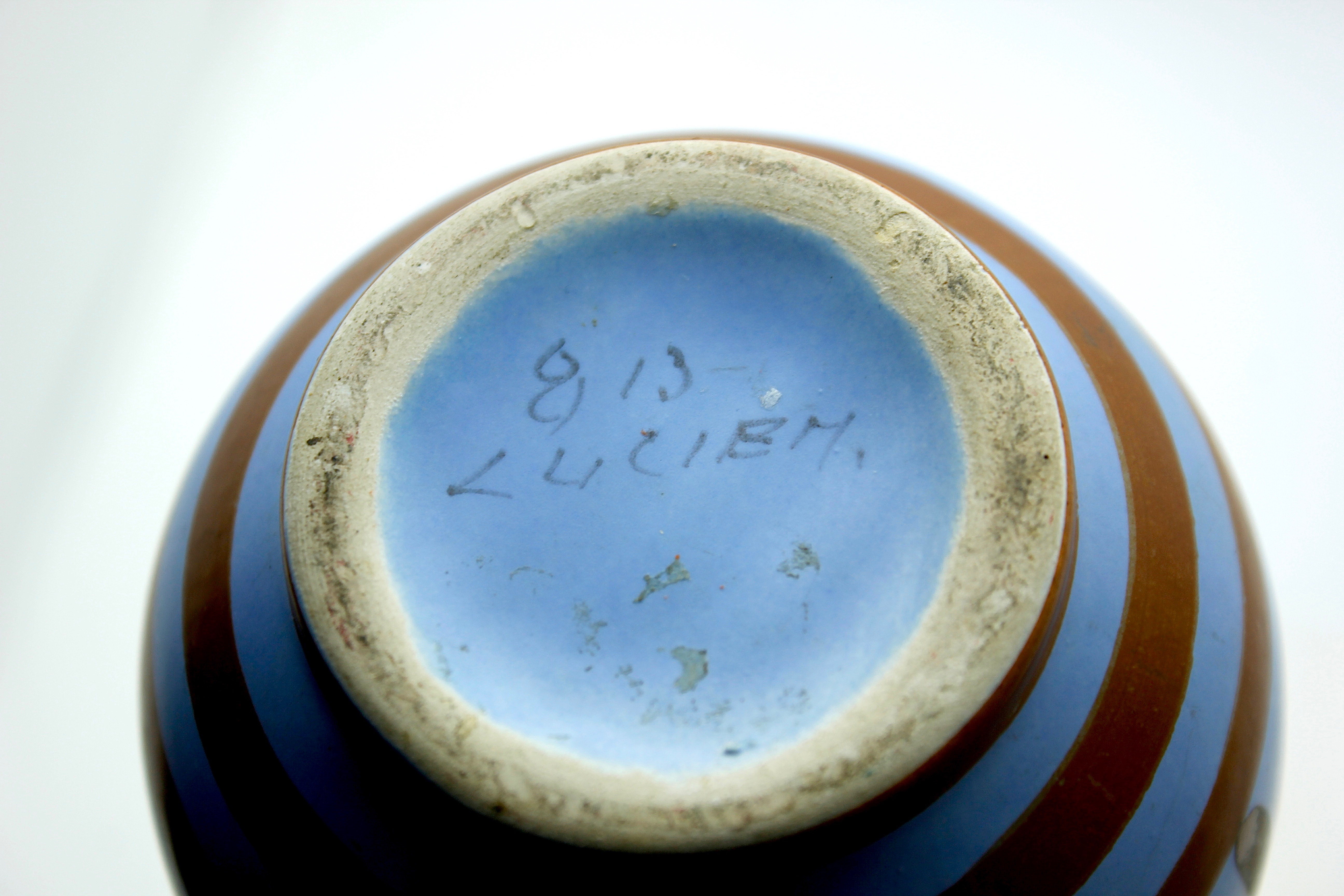 Plateelbakkerij Tiko - Blauwe vaas met handgeschilderd floraal decor 'Lucien' - 1950's kopen? Bied vanaf 19!