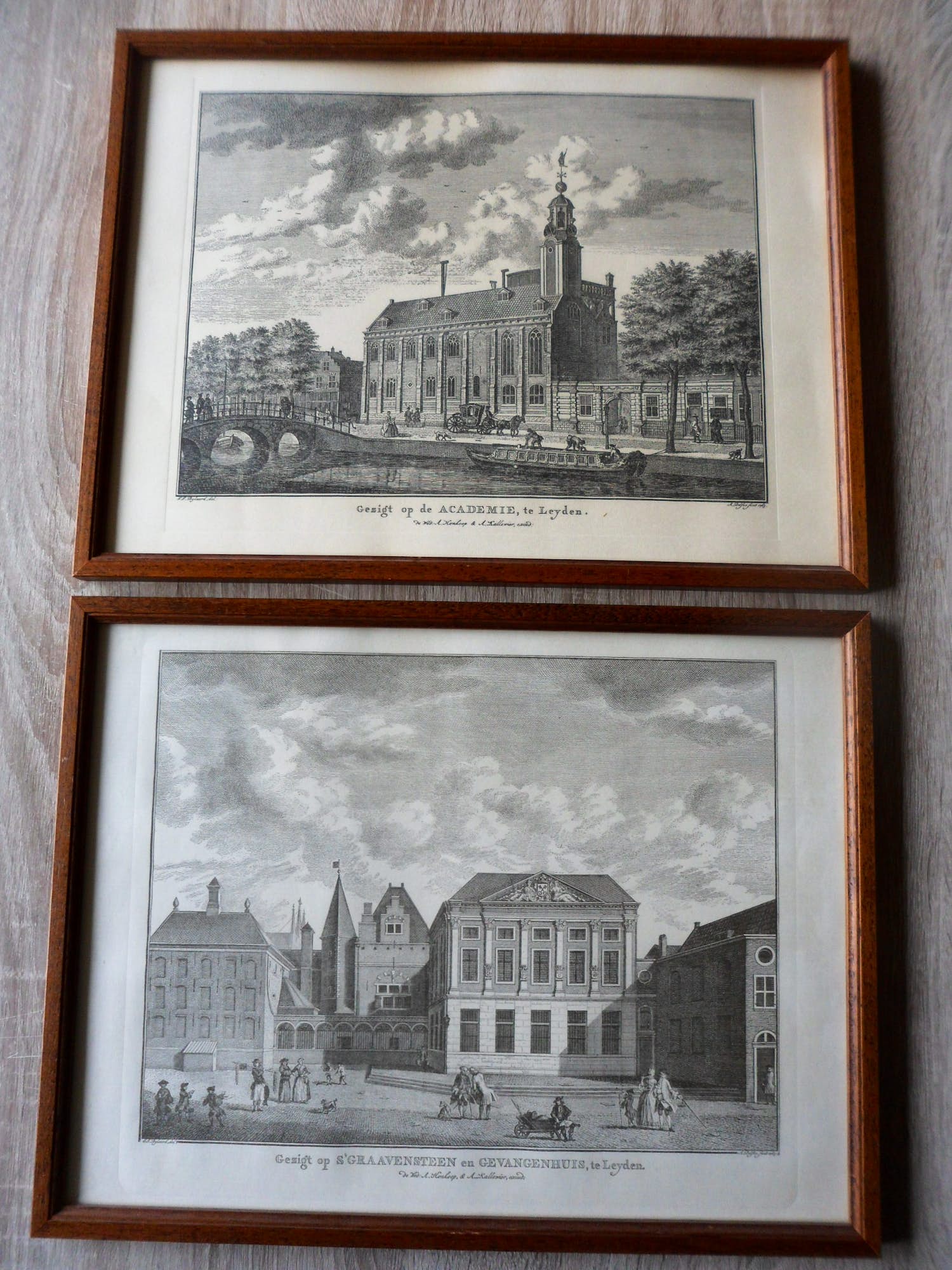 Abraham Delfos - 2 Gravure van Leiden, Academie en zicht op 's Graavensteen en gevangenhuis kopen? Bied vanaf 25!