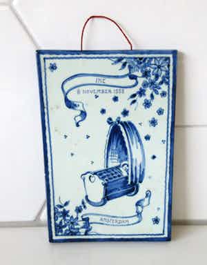 Niet of onleesbaar gesigneerd - Delftsblauwe hand beschilderde aardewerken geboortetegel uit 1935 verkocht voor € 1!