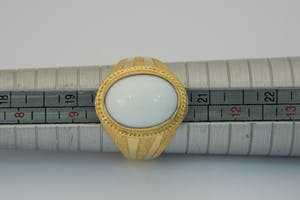 2508 - Geel-gouden ring met grote cabuchon geslepen witte steen - gekeurd kopen? Bied vanaf 560!