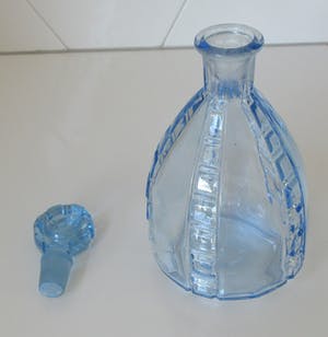 Niet of onleesbaar gesigneerd - Blauw persglazen art deco likeurkarafje en drie glaasjes kopen? Bied vanaf 1!