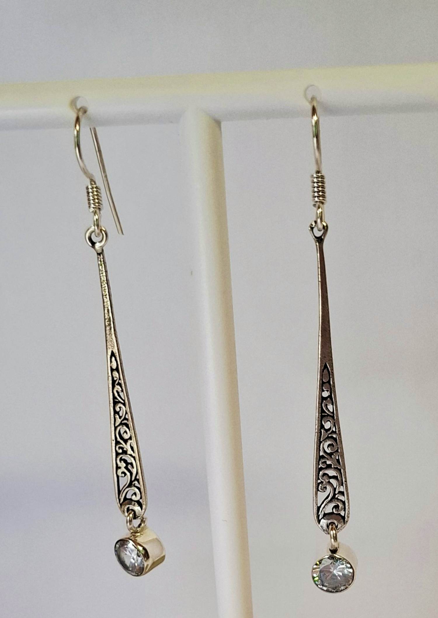 Nieuwe fijne, opengewerkte zilveren oorbellen met zirikonia verkocht voor € 40!