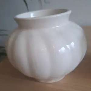 Plateelbakkerij Zenith - Twee bizare kleine vazen kopen? Bied vanaf 40!