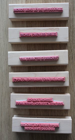 Jenny Holzer - De "Truisms Stamp Set" kopen? Bied vanaf 450!
