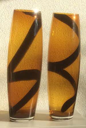 Niet of onleesbaar gesigneerd - TWEE DESIGN VAZEN, 60 cm hoog verkocht voor € 1!