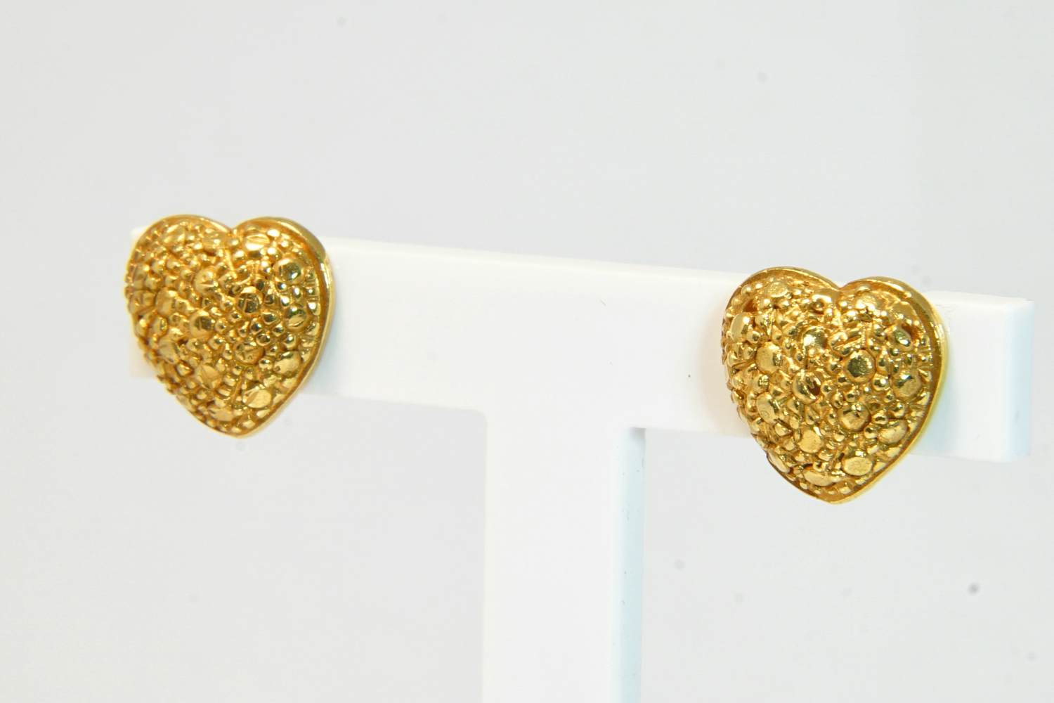 13 - Mooie set hart-vormige 18krt geel-gouden oorstekers met nugget-afwerking kopen? Bied vanaf 280!