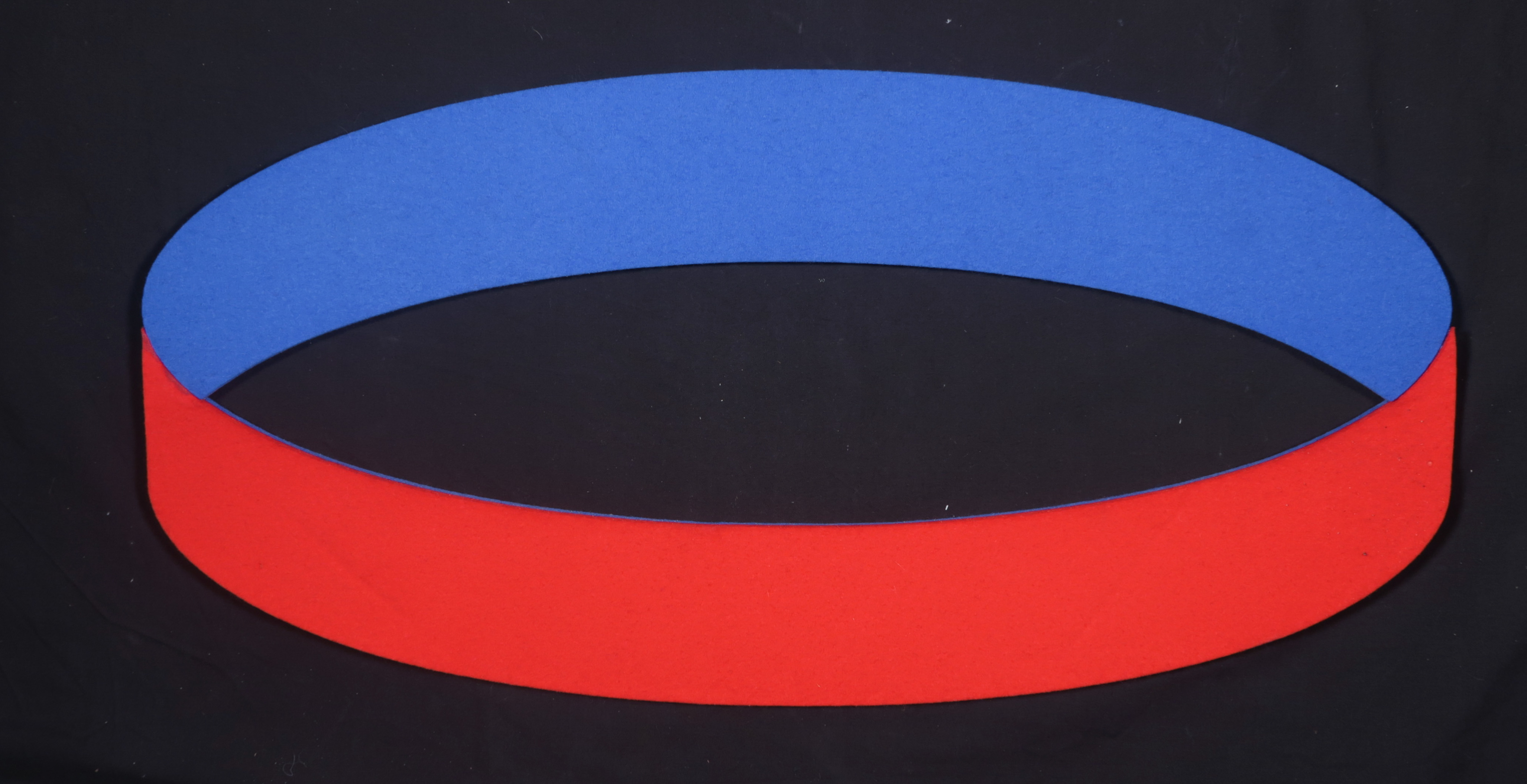 Madeleine Bosscher - Wandobject van vilt, Small circle red blue verkocht voor € 90!