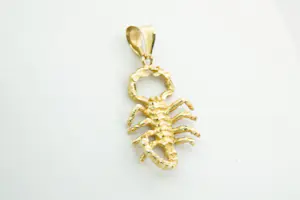 30 - Mooi gedetailleerde 18 Krt geel-gouden sterrenbeeld Schorpioen hanger kopen? Bied vanaf 480!