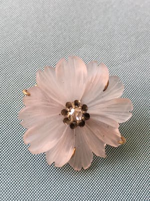 14K Goud - geelgouden broche met bloemvormig gesneden rozenkwarts en diamant kopen? Bied vanaf 90!