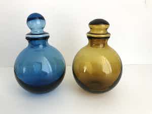 Siem van der Marel - Kristallen karafjes “Water” en “Aarde” uit de serie vier elementen verkocht voor € 60!