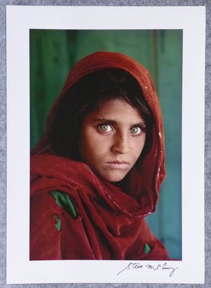 Steve McCurry - Autogramm auf Fotografie Afghan Girl kopen? Bied vanaf 49!