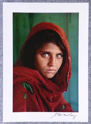 Steve McCurry - Autogramm auf Fotografie Afghan Girl verkocht voor € 49!