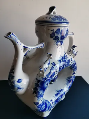 Niet of onleesbaar gesigneerd - Fraaie gedecoreerde Chinese koffiepot in blauw en wit keramiek kopen? Bied vanaf 1!