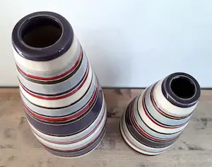 Niet of onleesbaar gesigneerd - Twee unieke vintage design vazen (handwerk). kopen? Bied vanaf 1!