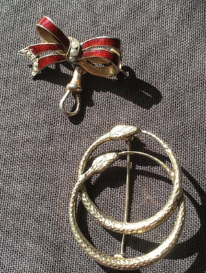 1e gehalte Zilver - zilveren slangenbroche en een rood email strikbroche kopen? Bied vanaf 10!