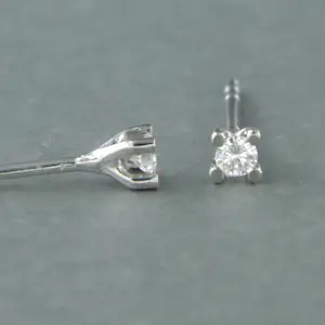 18k wit gouden solitair oorknoppen met briljant geslepen diamant tot. 0.14ct kopen? Bied vanaf 240!