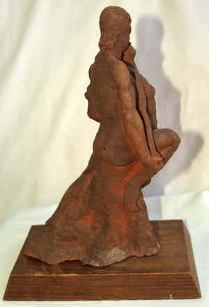 Niet of onleesbaar gesigneerd - Beeld van klei , Melodie , Rubinstein – 1941 – gesigneerd CH of HC verkocht voor € 1!