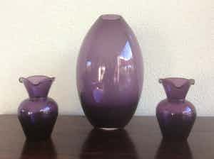 Niet of onleesbaar gesigneerd - DRIE PAARSE VAZEN verkocht voor € 1!