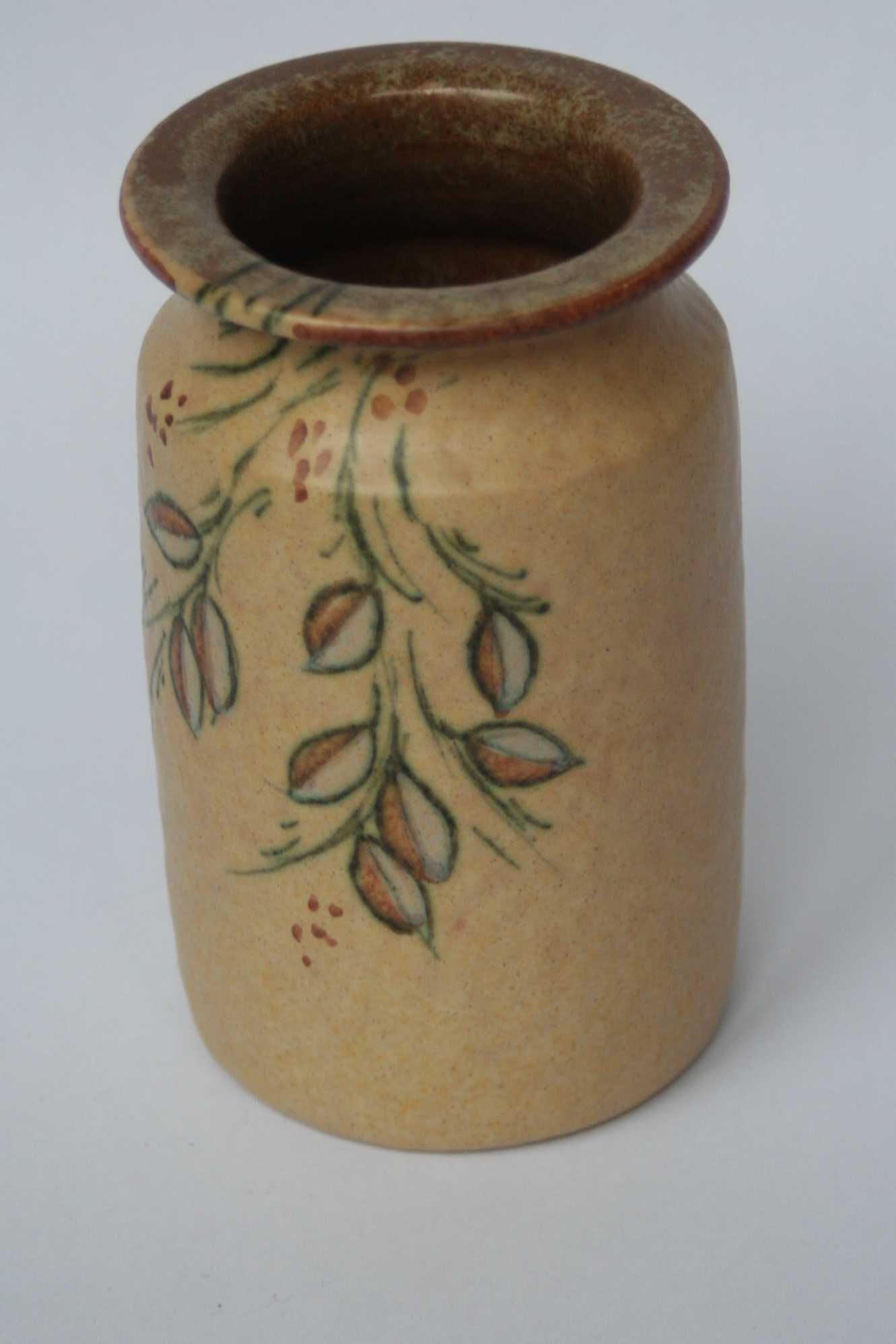 Niet of onleesbaar gesigneerd - handgeschilderde vaas - bloemmotief - gesigneerd verkocht voor € 1!