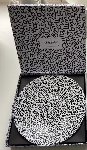 Keith Haring - porseleinen verzamelbord Ligne Blanc handgeschilderd wit/zwart Limited Edition kopen? Bied vanaf 150!