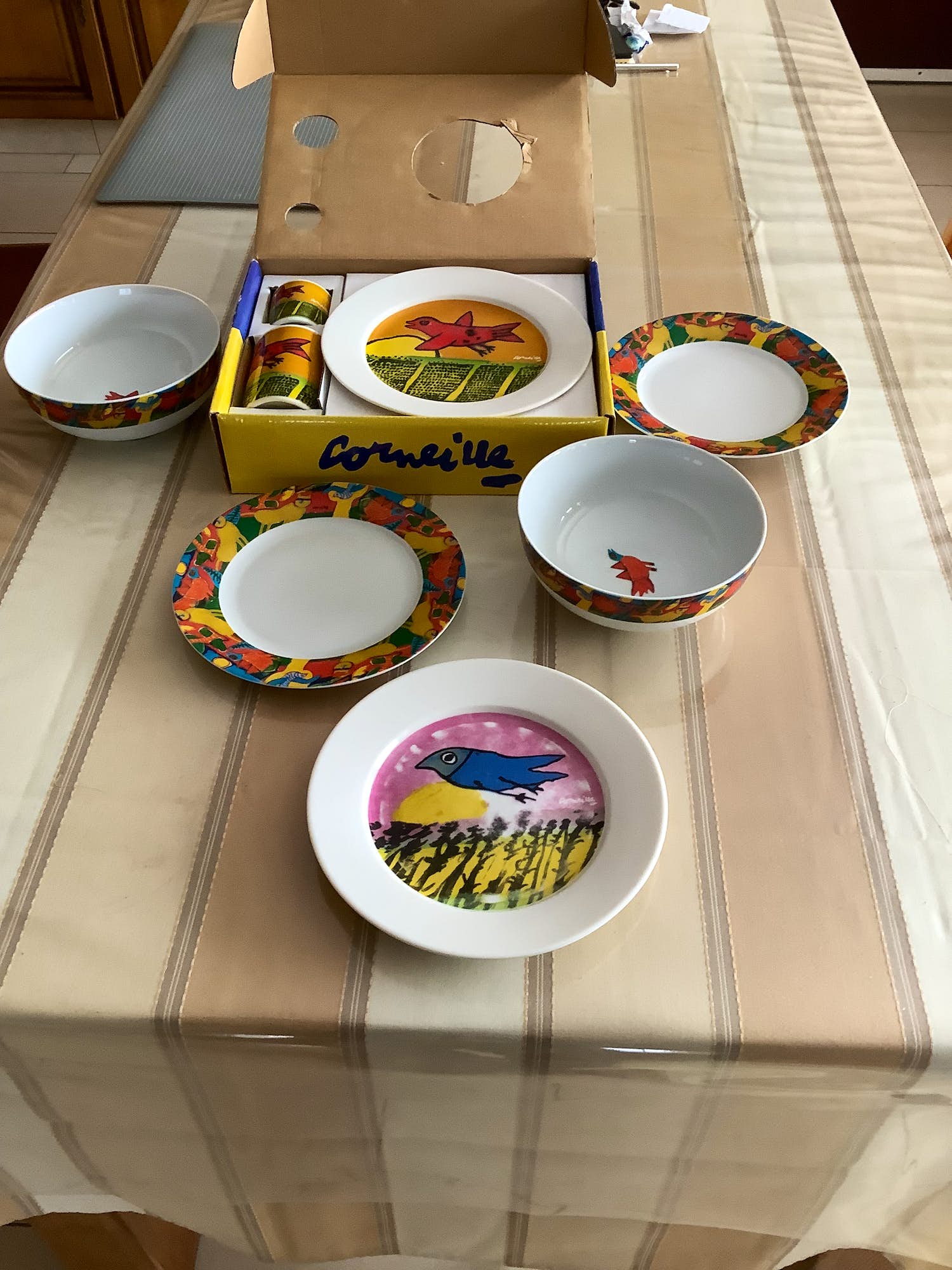 Corneille - Complete ontbijt set + een los ontbijt bord , plus twee kommetjes met bordjes verkocht voor € 50!