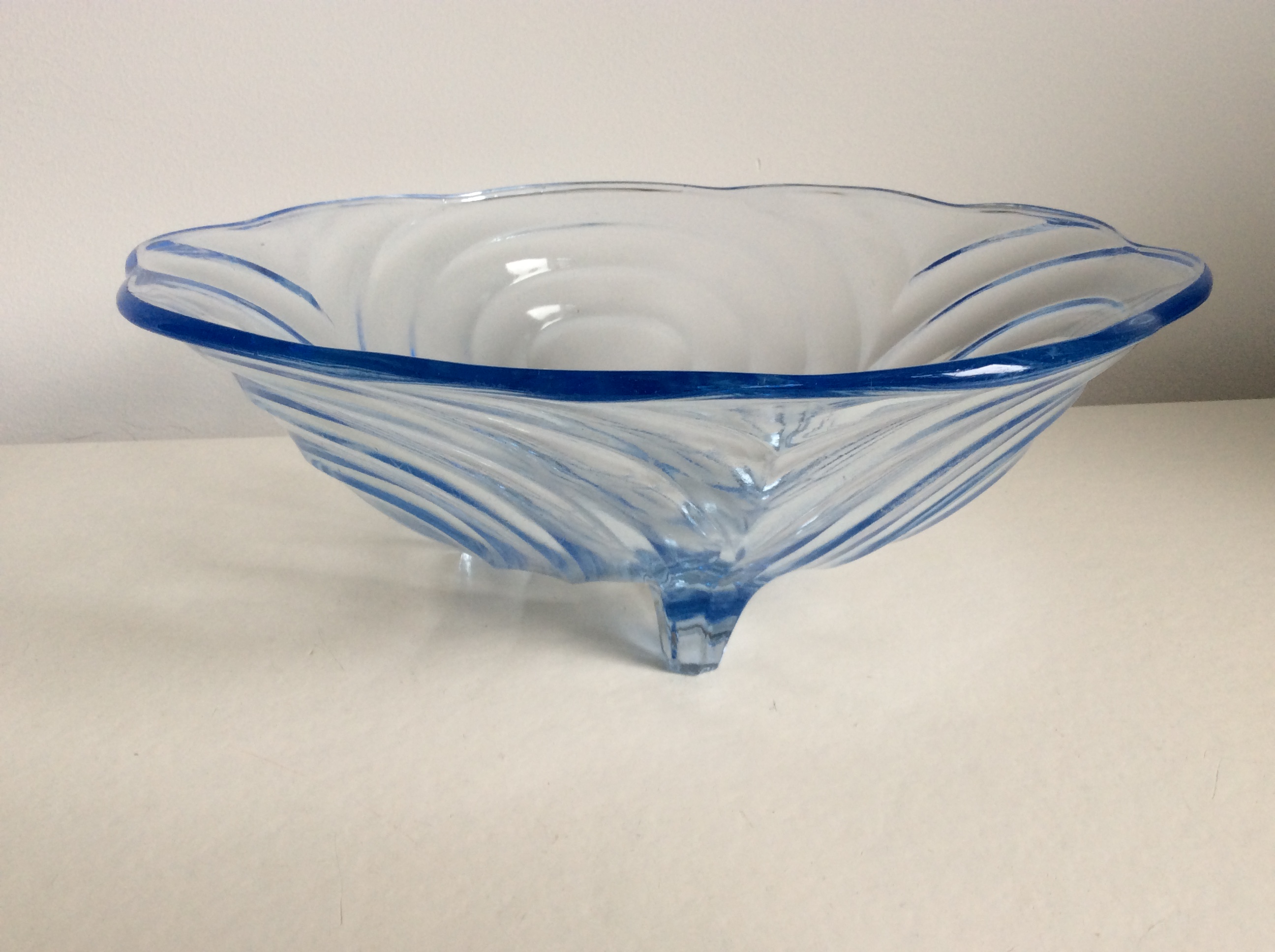 Walther glas - Art Deco fruitschaal “Rotterdam” - lichtblauw persglas kopen? Bied vanaf 35!