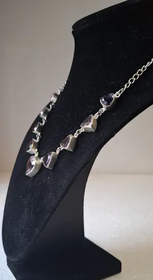 zilveren colier met 9 gefactureerd Amethist. ruwe natuurlijke amethist. kopen? Bied vanaf 75!