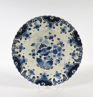 Kunstaardewerkfabriek Regina - Sierbord met floraal decor en geschulpte rand kopen? Bied vanaf 1!