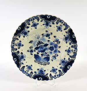 Kunstaardewerkfabriek Regina - Sierbord met floraal decor en geschulpte rand verkocht voor € 1!