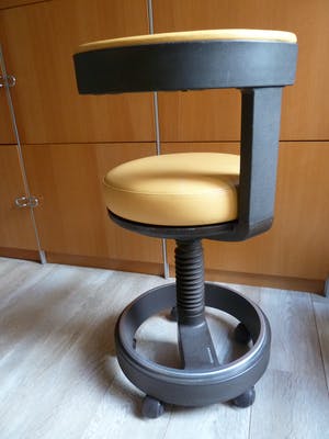 Niet of onleesbaar gesigneerd - Siemens draaibare ergonomische designstoel (tandarts/lab.stoel/kruk) kopen? Bied vanaf 1!