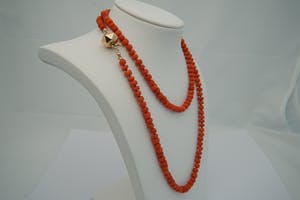 1199 - Antiek 14 karaats geel-gouden slot met oudhollands geslepen Bloedkoraal kopen? Bied vanaf 150!