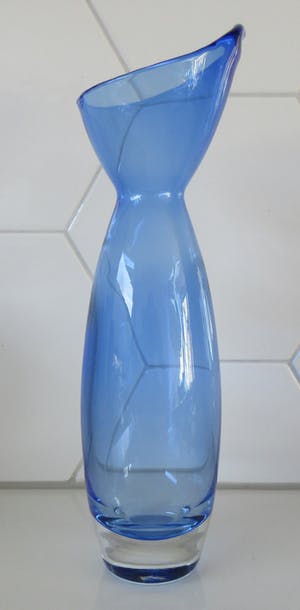 Niet of onleesbaar gesigneerd - Studio blauw glazen vrij gevormde vaas kopen? Bied vanaf 1!