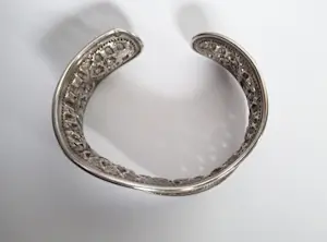 Sterling zilveren golvende ajour gesneden armband kopen? Bied vanaf 125!