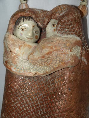 Heidi Daamen - Beeldje van keramiek , “2 Mensjes in een draagzak“ - gesigneerd - 1970 kopen? Bied vanaf 1!