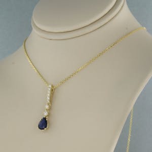 14k geelgouden collier met hanger bezet met saffier en briljant geslepen diamant kopen? Bied vanaf 320!