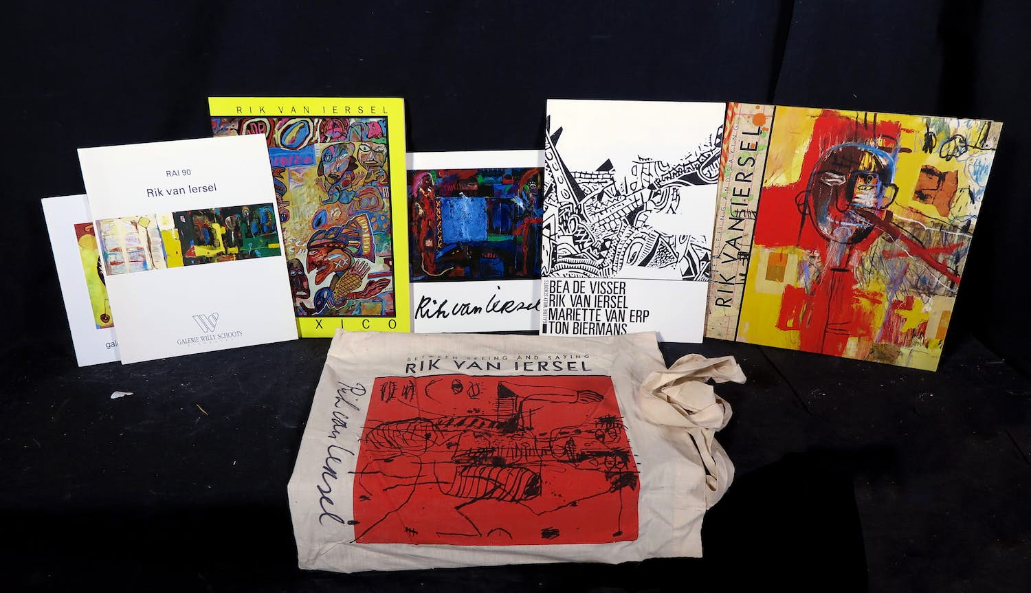Rik van Iersel - Handgesigneerde canvas tasje met zes catalogusboeken verkocht voor € 1!