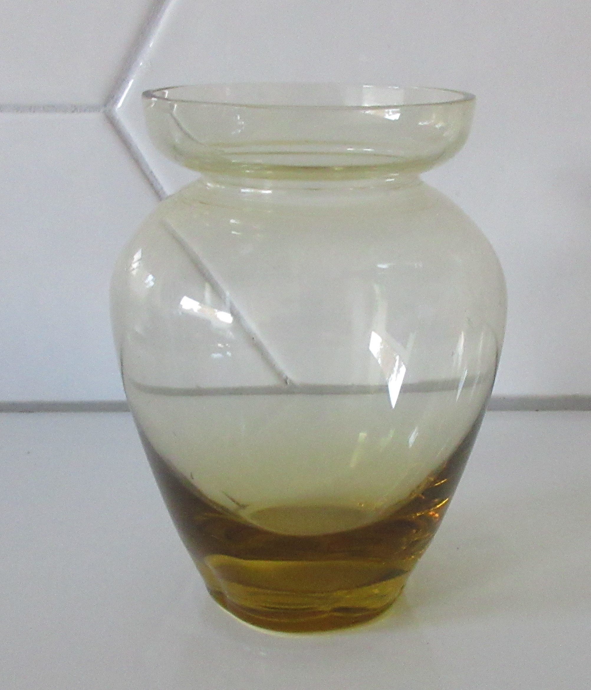 Niet of onleesbaar gesigneerd - Amber hand geblazen glazen kraagvaasje verkocht voor € 1!