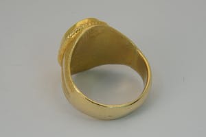 2508 - Geel-gouden ring met grote cabuchon geslepen witte steen - gekeurd kopen? Bied vanaf 560!