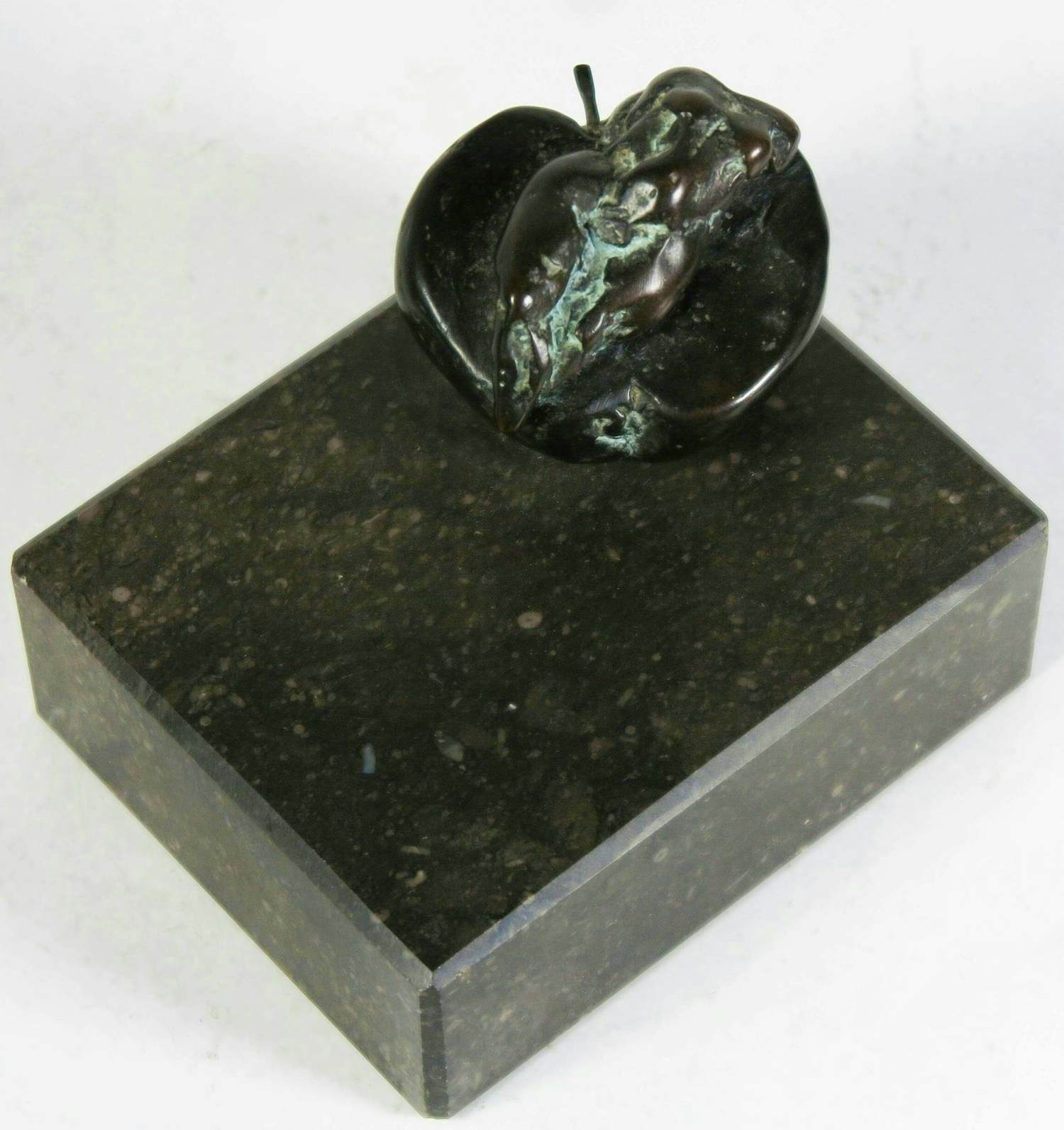 Kiny Copinga - Brons, Vrouwenfiguur op halve appel kopen? Bied vanaf 250!