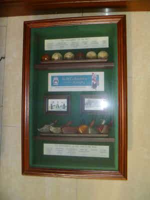 afgeprijst:    Vintage Diorama De History of Golf Vitrine  in heel goede staat verkocht voor € 50!