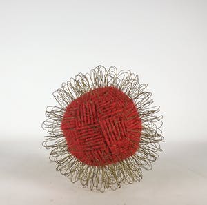 Niet of onleesbaar gesigneerd - Lot van twee textiele bollen met metalen haartjes kopen? Bied vanaf 1!