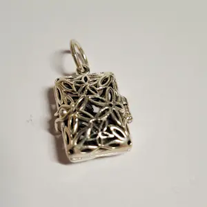 Buy In nieuwstaat Zilveren open Geur  hanger? Bid from 30!